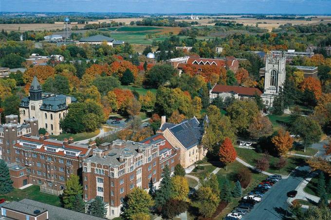Minnesota'daki Carleton College'ın havadan görünümü.
