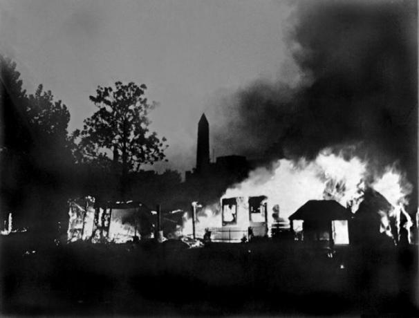 Washington, D.C.'de bir Bonus Ordu gazileri kampı 1932'de yakılıyor