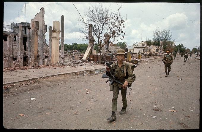 Mülteciler Viet Cong Saldırısından Kaçıyor