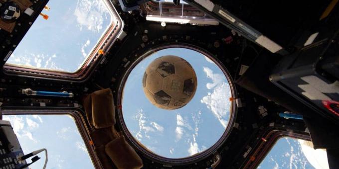 Challenger felaketinden sonra alınan Ellison Onizuka'nın futbol topu, Expedition 49 sırasında Uluslararası Uzay İstasyonu'nda uçuyor.