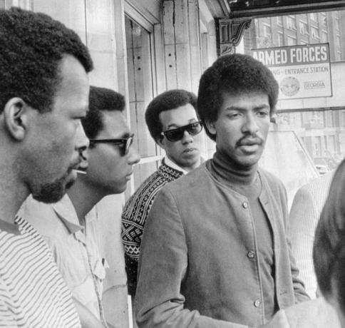 Black Power'ın en büyük yardımcısı olan Cleveland Sellers, Stokely Carmichael'ı (Satıcıların arkasında duruyor) Polis tarafından Orangeburg'u kışkırtmakla suçlanan Şiddet İçermeyen Öğrenci Koordinasyon Komitesi Katliam.