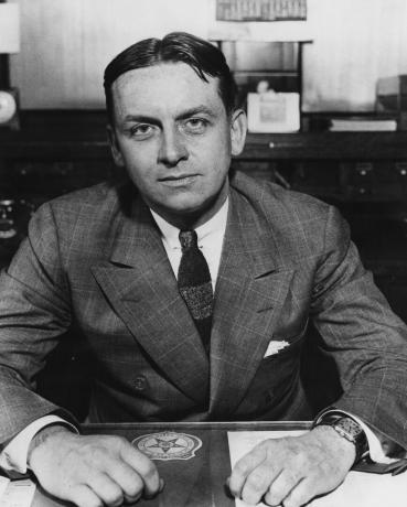 FBI Temsilcisi Eliot Ness Masaya Oturdu, c. 1930.