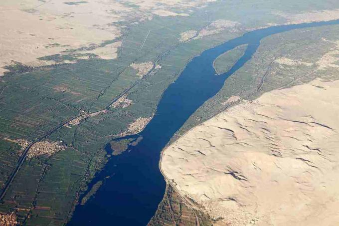 Aswan yakınındaki Nil Nehri havadan görünümü