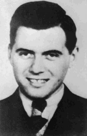 Joseph Mengele'nin siyah beyaz fotoğrafı.