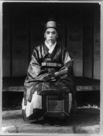 Bu adam, çok sayıda ipek katmanı ile çok ayrıntılı bir hanbok giyiyor.