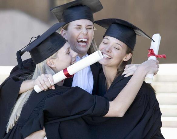 3 muchachas universitarias mezunu