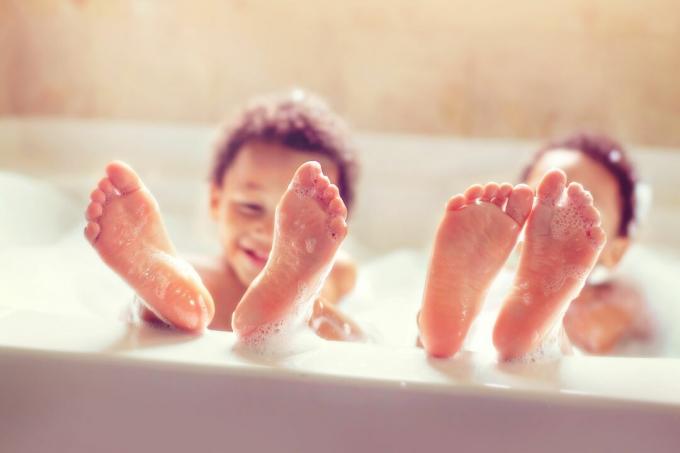 İkizler gösteren kapalı onların çıplak ayaklar içinde bir kabarcık banyo