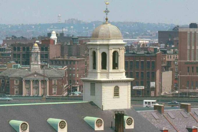 kubbe, weathervane, belltower - hepsi kubbe Atop Faneuil Hall