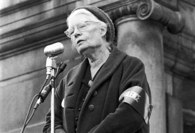 Dorothy Day bir savaş karşıtı miting fotoğrafı.