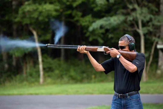 Başkan Barack Obama'nın Camp David'e bir av tüfeği ateş fotoğrafı