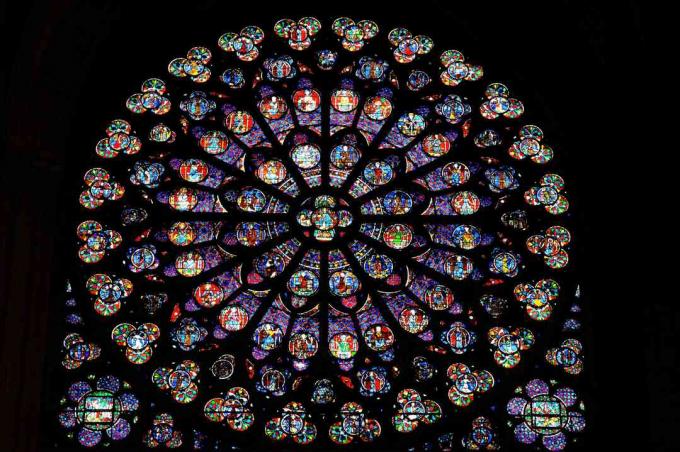 Notre Dame de Paris büyük vitray gül pencere