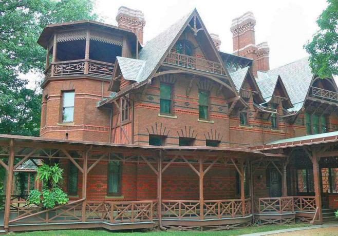 Mark Twain House, desenli tuğla ve süs sopalarıyla özenle dekore edilmiştir.