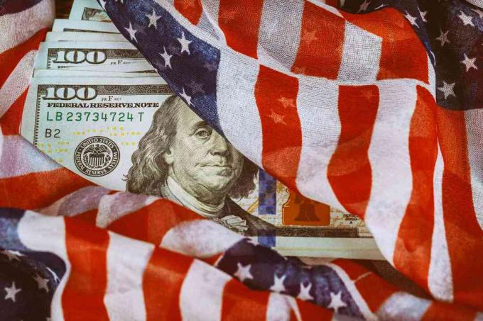ABD Bayrağı yüz dolarlık banknotların etrafını sardı.
