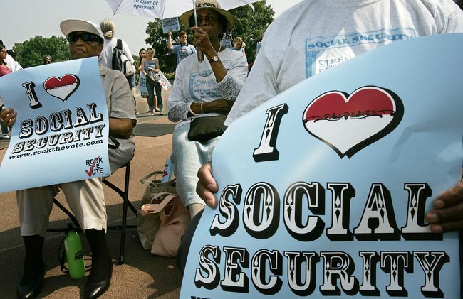 Sosyal Güvenliğin 75. yıldönümünü kutlayan insanlar