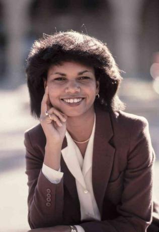 Stanford Üniversitesi'nden Profesör Condoleezza Rice, Kasım 1985'te bir portre için poz veriyor