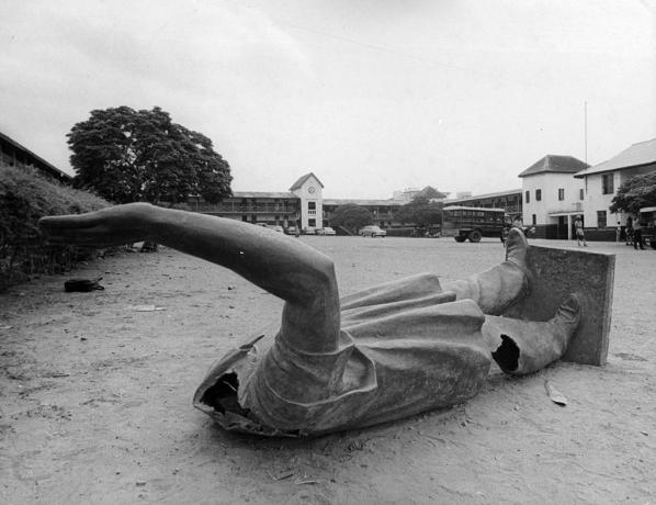 1966 darbesi sırasında Nkrumah'ın devrilmiş heykeli.