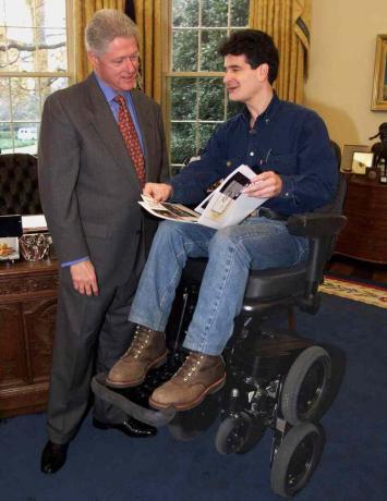 Bill Clinton ve Dean Kamen başkanlık makamında. Kamen iBOT'unda.