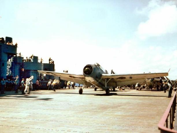 TBF Avenger USS Yorktown (CV-10) uçuş güvertesinde renkli fotoğraf.