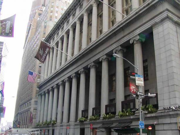 Sütun satırları ile 55 Wall Street binasının fotoğraf.