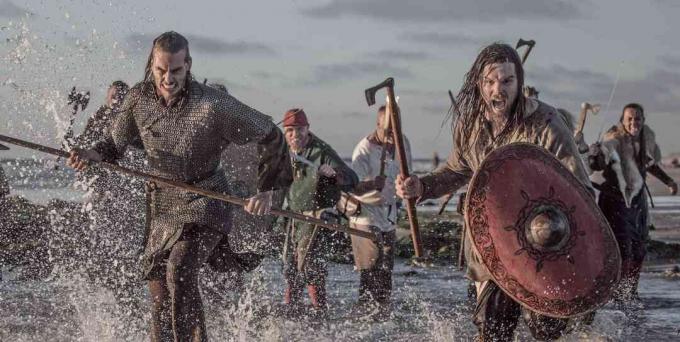 Denizde bir savaş sahnesinde savaşan viking savaşçıları kullanan bir silah istif