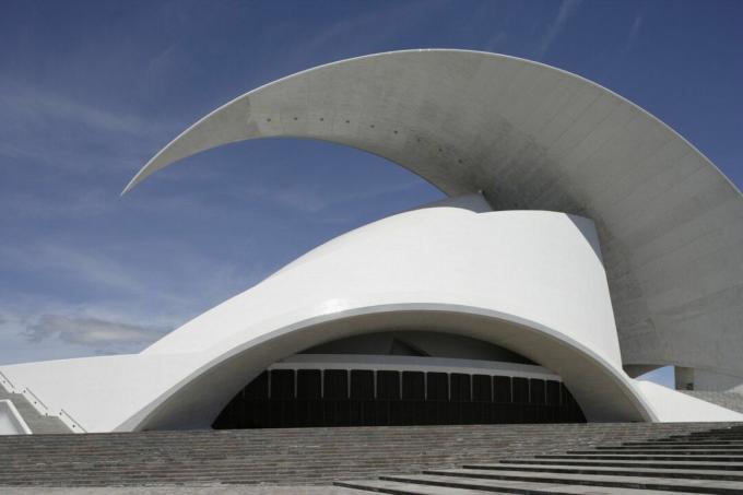 Süpürme kavisli ark dalga çatı üzerinde parlak beyaz modern konser salonu fotoğrafı.