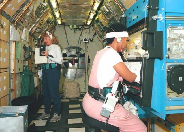 Mae Jemison - Spacelab-J Mürettebat Eğitimi Resimleri: Jan Davis ve Mae Jemison