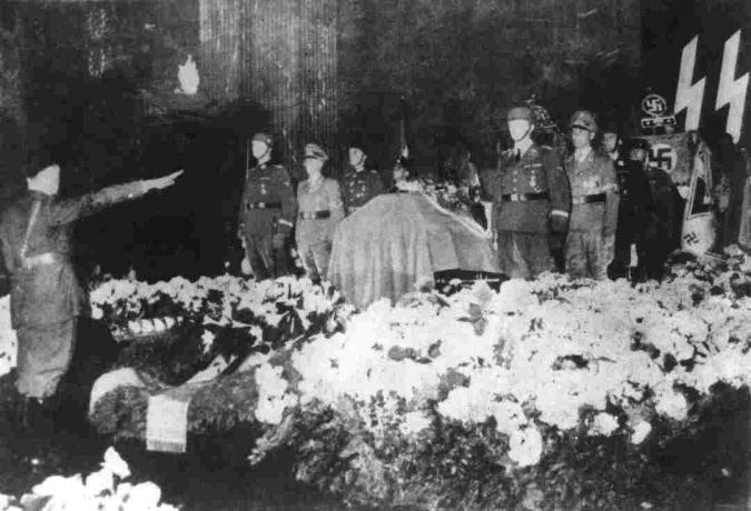Hiter Reinhard Heydrich'in cenazesinde fotoğrafı