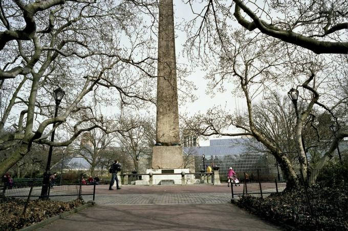 Kleopatra'nın Central Park'taki iğnesi zemin seviyesinden çekilen tam renkli fotoğraf.