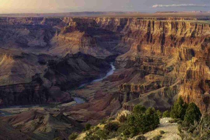 Büyük Kanyon derin Colorado Nehri'ne bakan renkli günbatımı