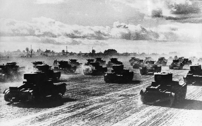 Rus tankları cepheye hücum ediyor, Haziran 1941.