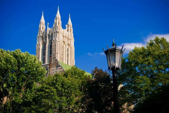 Chestnut Hill, MA'daki Boston College kampüsündeki Gasson Hall