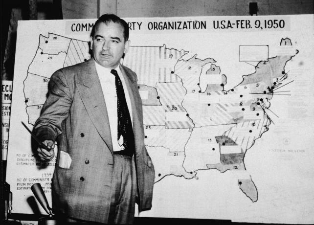 Fotoğraf Sen. Joseph McCarthy bir harita