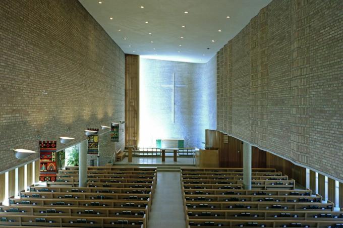 Eliel Saarinen ve Eero Saarinen tarafından tasarlanan kilise içi