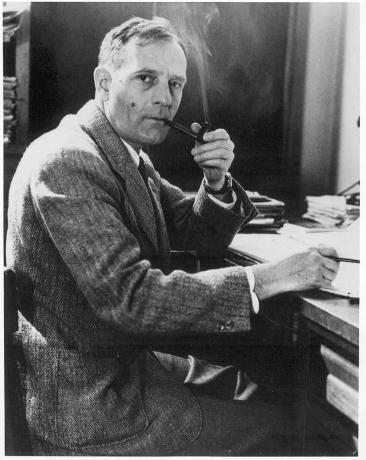 Edwin P. Hubble, uzak gökadaları gözlemlemek için Mount Wilson 100 inç teleskopu kullanan astronom. Çalışmaları genişleyen evrenin keşfedilmesine yol açtı.