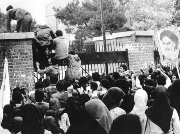 raninalı öğrenciler 4 Kasım 1979'da Tahran'daki ABD büyükelçiliğini işgal etti