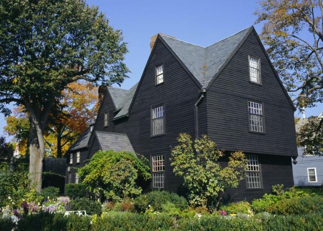 Nathaniel Hawthorne tarafından meşhur Yedi Gables'ın Koyu Renkli Evi, 1668, Salem, MA