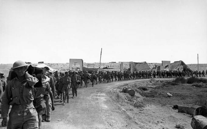 Tobruk'ta Alllied birlikleri ele geçirdi.