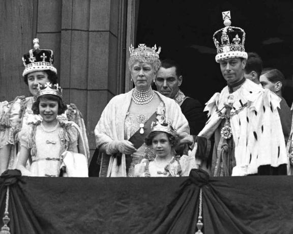 Kraliçe Mary ve George VI taç giyme töreninde aile