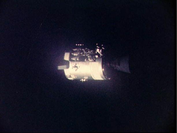 Apollo 13 Resimleri - Ay / Komut Modüllerinden hasarlı Apollo 13 Servis Modülünün Görünümü