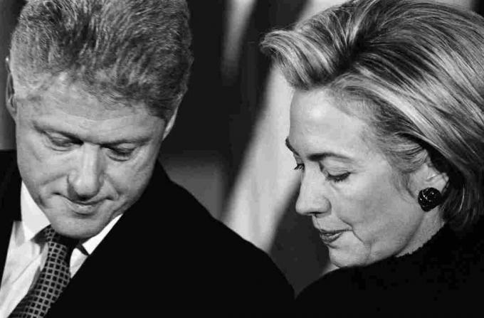 Bill ve Hillary Clinton Clinton Impeachment davasının başlangıcında