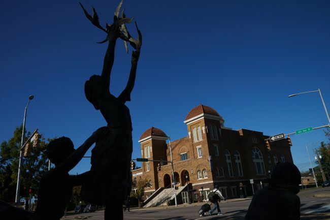 Alabama, Birmingham'daki 'Dört Ruh' heykelinin ve 16th Street Baptist Kilisesi'nin bir görünümü.