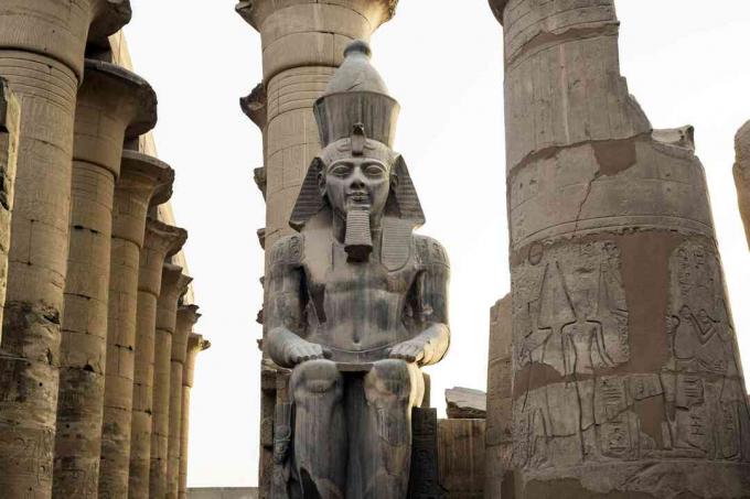 Ramses II taş sütunlar arasında oturan heykeli