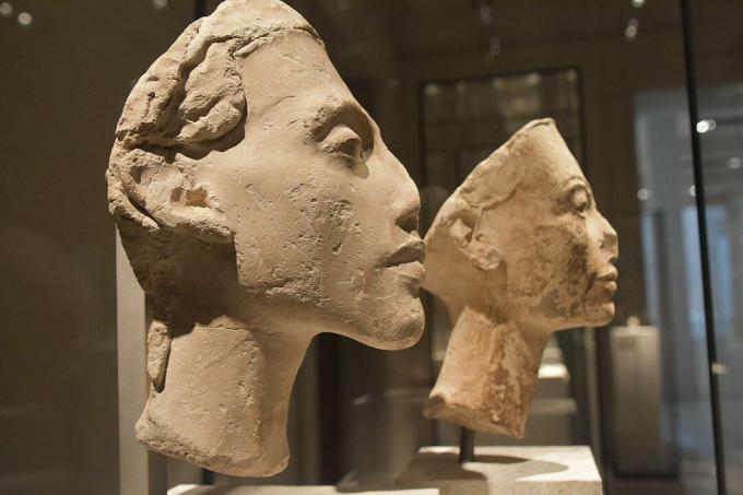 Nefertiti ve Akhenaten büstleri, profil görünümü.