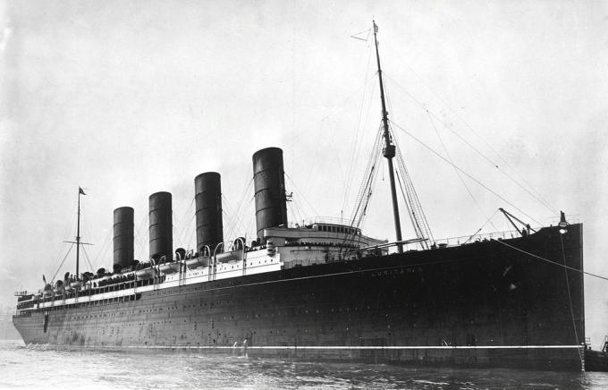 Liner RMS Lusitania yan görünüm.