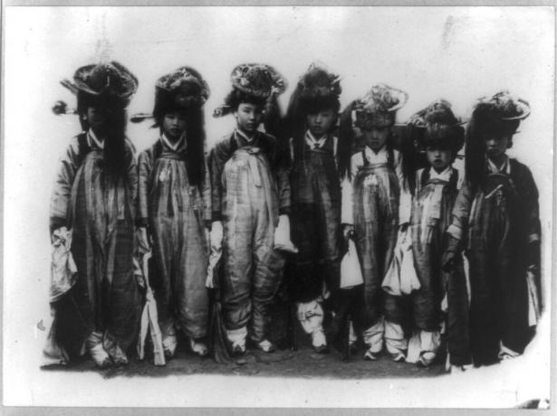 Koreli kızların tarihsiz fotoğrafı, muhtemelen 20. yüzyılın başlarında