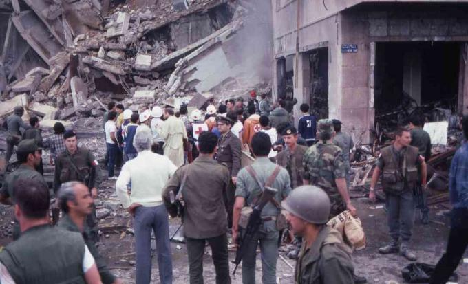 Lübnan, Beyrut, Amerikan Büyükelçiliği'nin bombalanmasının meydana geldiği yerdeki yıkım ve hasarın ortasında bir grup asker ve yardım görevlisi duruyor, 18 Nisan 1983.