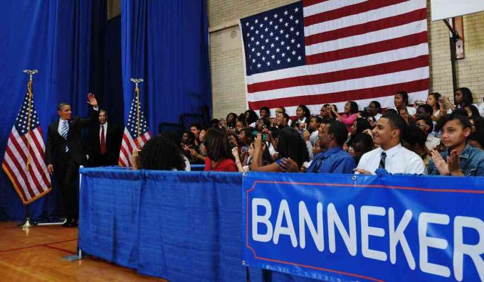 ABD Başkanı Barack Obama ve Eğitim Sekreteri Arne Duncan, Obama'nın Washington, DC'deki Benjamin Banneker Akademik Lisesi'nde yıllık okula dönüş adresi için 28 Eylül 2011'e geldi.