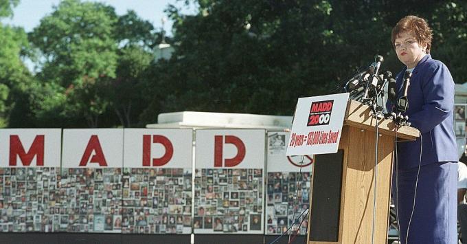 Sarhoş Araba Kullanmaya Karşı Anneler (MADD) Ulusal Başkanı Millie Webb, 6 Eylül 2000'de Washington'da ABD Capitol'ünün dışında bir 20. yıl dönümü mitinginde konuşuyor.