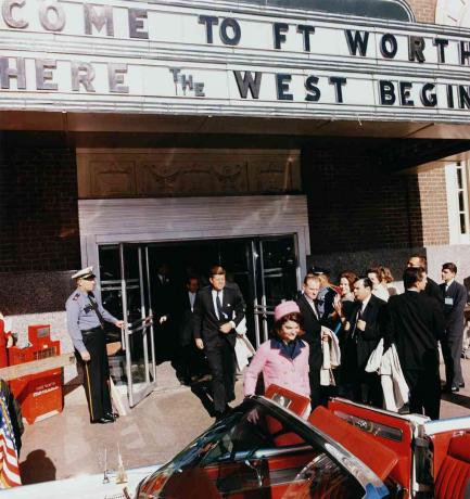 Başkan John F. Kennedy ve First Lady Jacqueline Kennedy, Fort Worth, Teksas, tiyatrodan çıkıyor