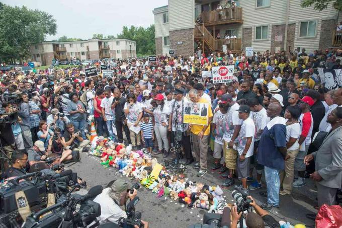 İnsanlar 9 Ağustos 2015'te Ferguson, Missouri'de Michael Brown'ın ölüm yıldönümünü kutlamak için bir anma hizmetine katılırlar.